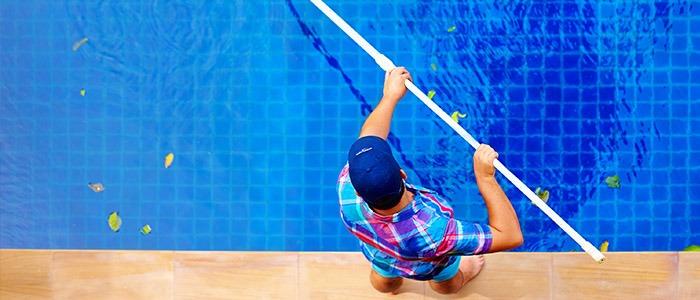 Capa do artigo 4 dicas para realizar limpezas e consertos na piscina