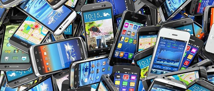 Uma pilha de celulares antigos
