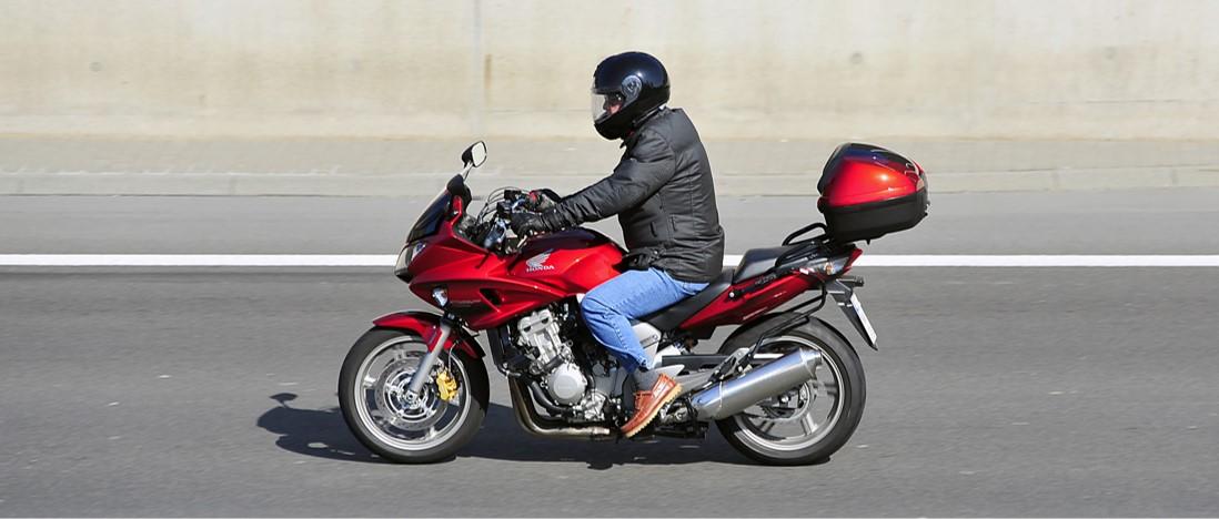Capa do artigo Como dirigir uma moto em segurança