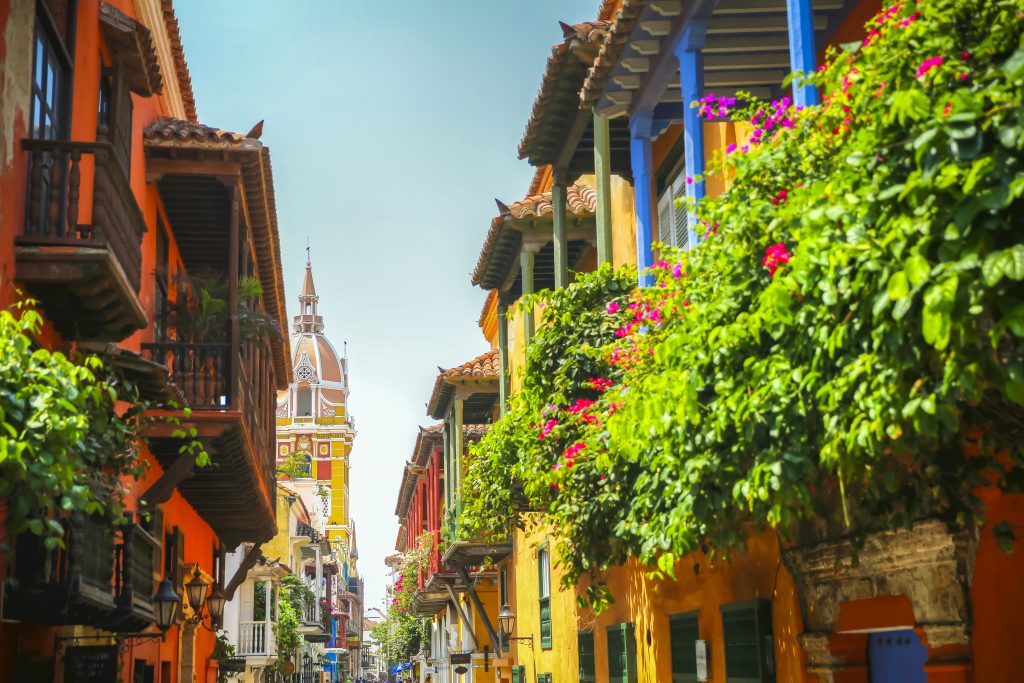 Plantas exuberantes na varanda ao longo da rua na praça da cidade na antiga cidade de Cartagena Columbia