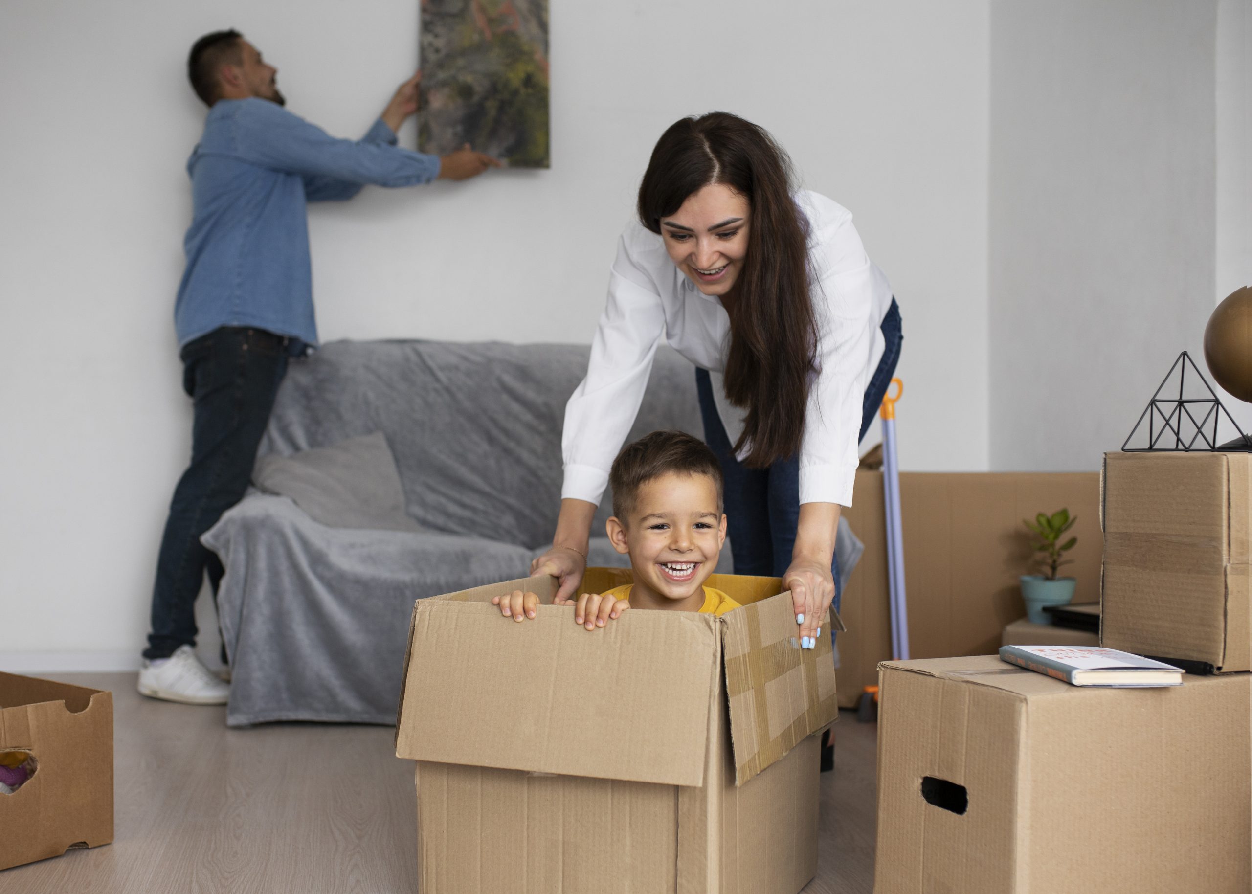 familia-de-tiro-completo-pronta-para-se-mudar-para-uma-nova-casa-1 ...